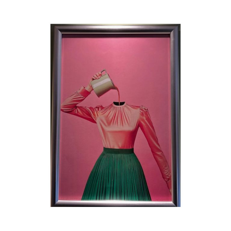 تابلو pvc زن صورتی