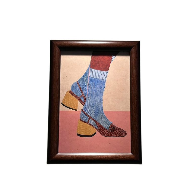 تابلو کفش و جوراب قاب قهوه ای